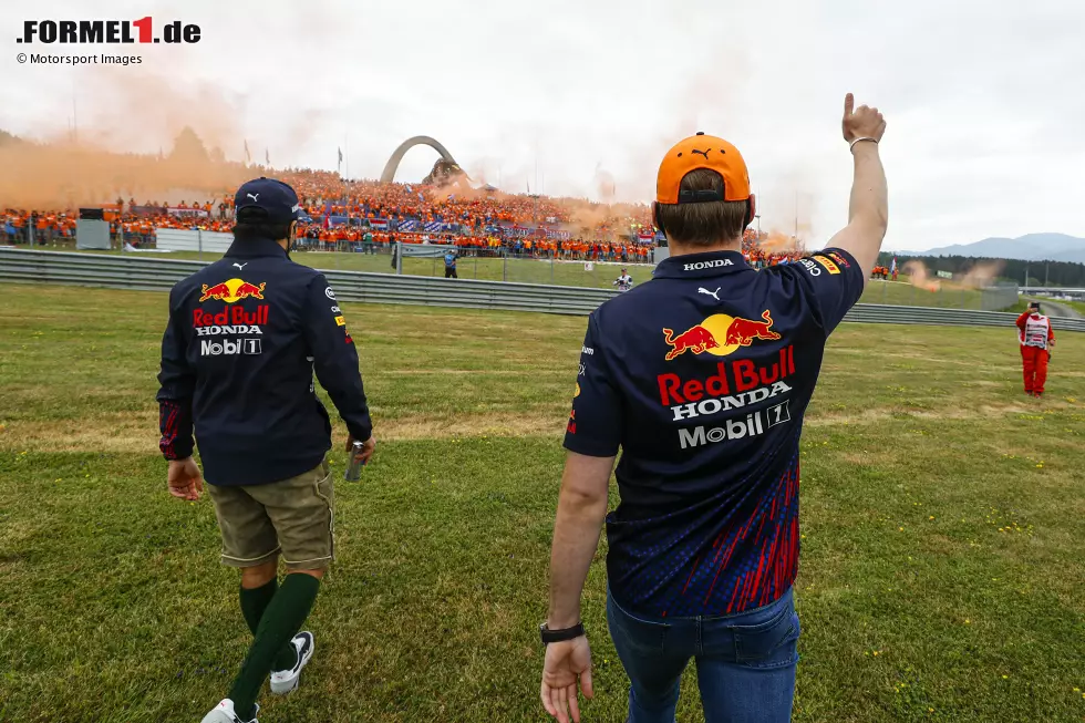 Foto zur News: Max Verstappen (Red Bull) und Sergio Perez (Red Bull)