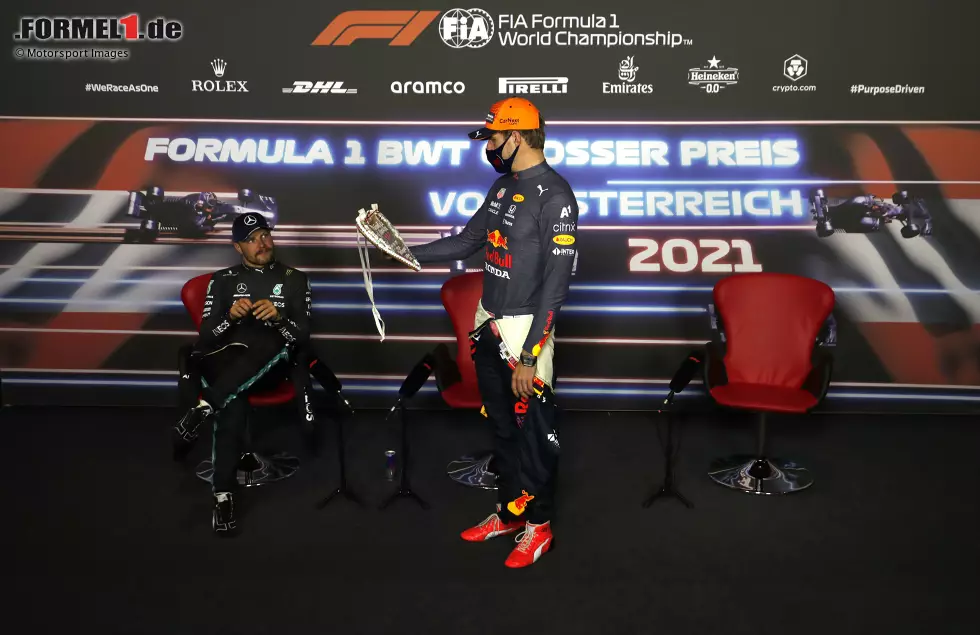 Foto zur News: Valtteri Bottas (Mercedes) und Max Verstappen (Red Bull)