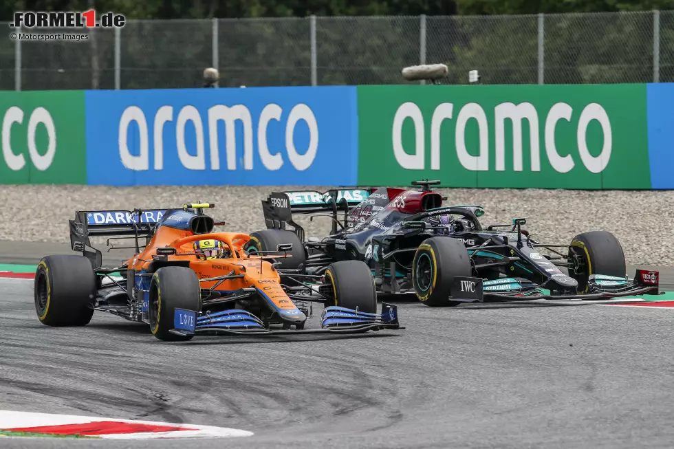 Foto zur News: Lando Norris (McLaren) und Lewis Hamilton (Mercedes)