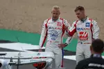 Foto zur News: Nikita Masepin (Haas) und Mick Schumacher (Haas)