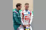 Foto zur News: Sebastian Vettel (Aston Martin) und Mick Schumacher (Haas)