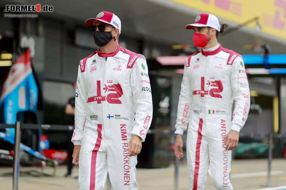 Foto zur News: Kimi Räikkönen (Alfa Romeo) und Antonio Giovinazzi (Alfa Romeo)