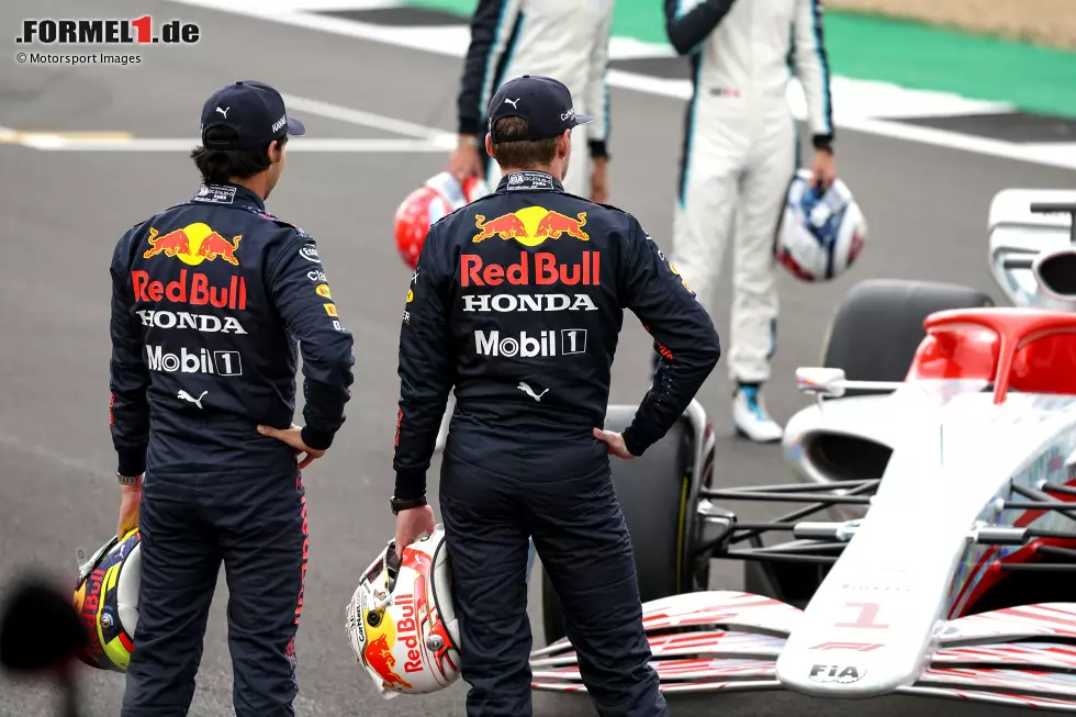 Foto zur News: Sergio Perez (Red Bull) und Max Verstappen (Red Bull)