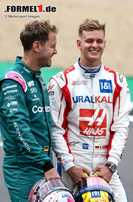 Foto zur News: Sebastian Vettel (Aston Martin) und Mick Schumacher (Haas)