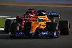 Foto zur News: Daniel Ricciardo (McLaren) und Charles Leclerc (Ferrari)