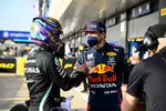 Foto zur News: Lewis Hamilton (Mercedes) und Max Verstappen (Red Bull)