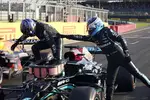 Foto zur News: Valtteri Bottas (Mercedes) und Lewis Hamilton (Mercedes)