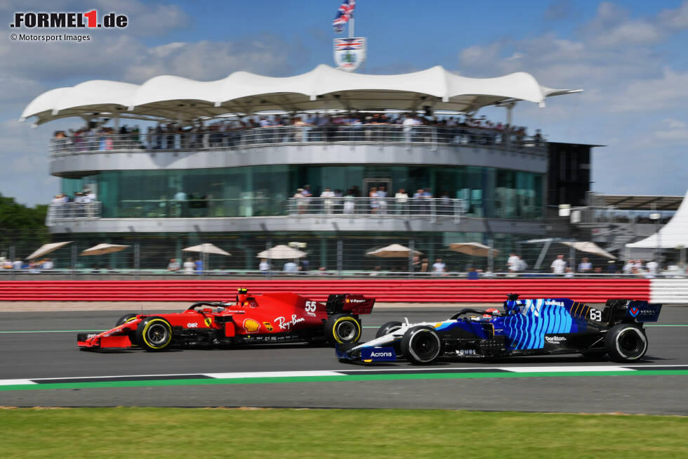 Foto zur News: Carlos Sainz (Ferrari) und George Russell (Williams)