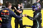 Foto zur News: Max Verstappen (Red Bull) und Lewis Hamilton (Mercedes)