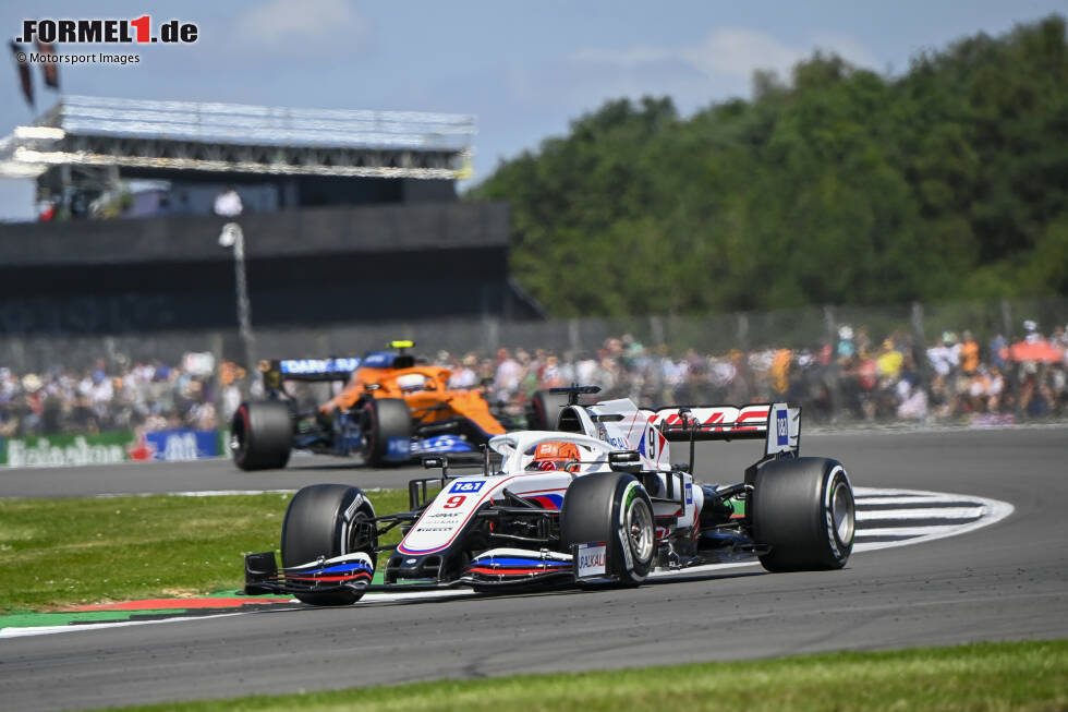 Foto zur News: Nikita Masepin (Haas) und Lando Norris (McLaren)