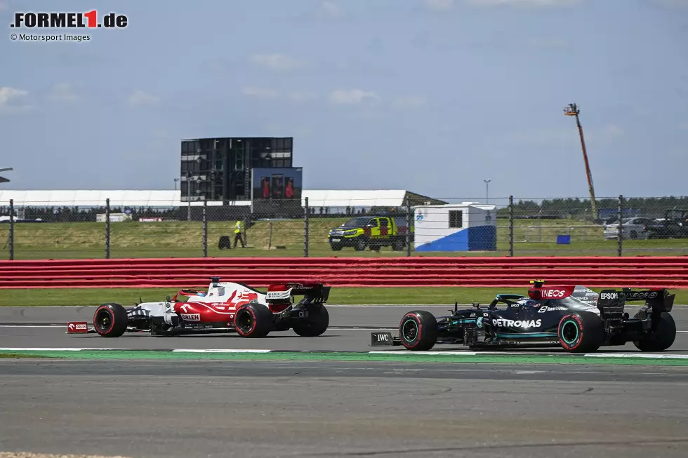 Foto zur News: Kimi Räikkönen (Alfa Romeo) und Valtteri Bottas (Mercedes)