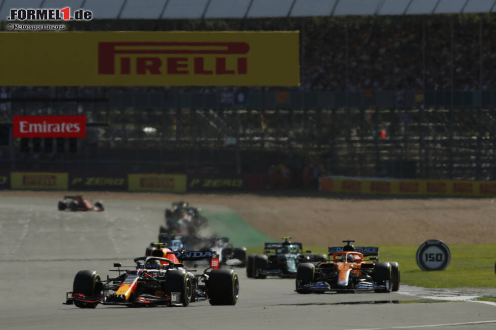 Foto zur News: Sergio Perez (Red Bull) und Daniel Ricciardo (McLaren)