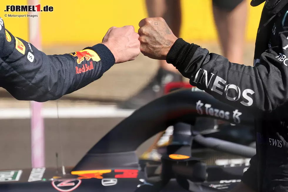 Foto zur News: Max Verstappen (Red Bull) und Lewis Hamilton (Mercedes)