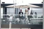 Foto zur News: Tom Cruise zu Gast bei Mercedes, mit Teamchef Toto Wolff