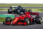 Foto zur News: Charles Leclerc (Ferrari) und Lewis Hamilton (Mercedes)