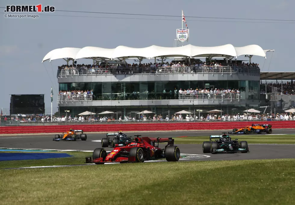 Foto zur News: Charles Leclerc (Ferrari), Lewis Hamilton (Mercedes) und Valtteri Bottas (Mercedes)