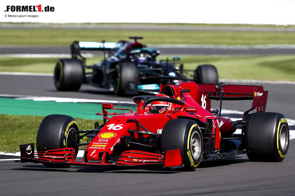 Foto zur News: Charles Leclerc (Ferrari) und Lewis Hamilton (Mercedes)