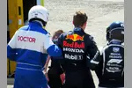 Foto zur News: Max Verstappen (Red Bull) und Lewis Hamilton (Mercedes)