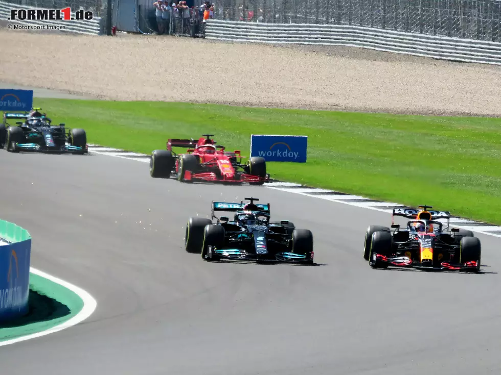 Foto zur News: Lewis Hamilton (Mercedes) und Max Verstappen (Red Bull)