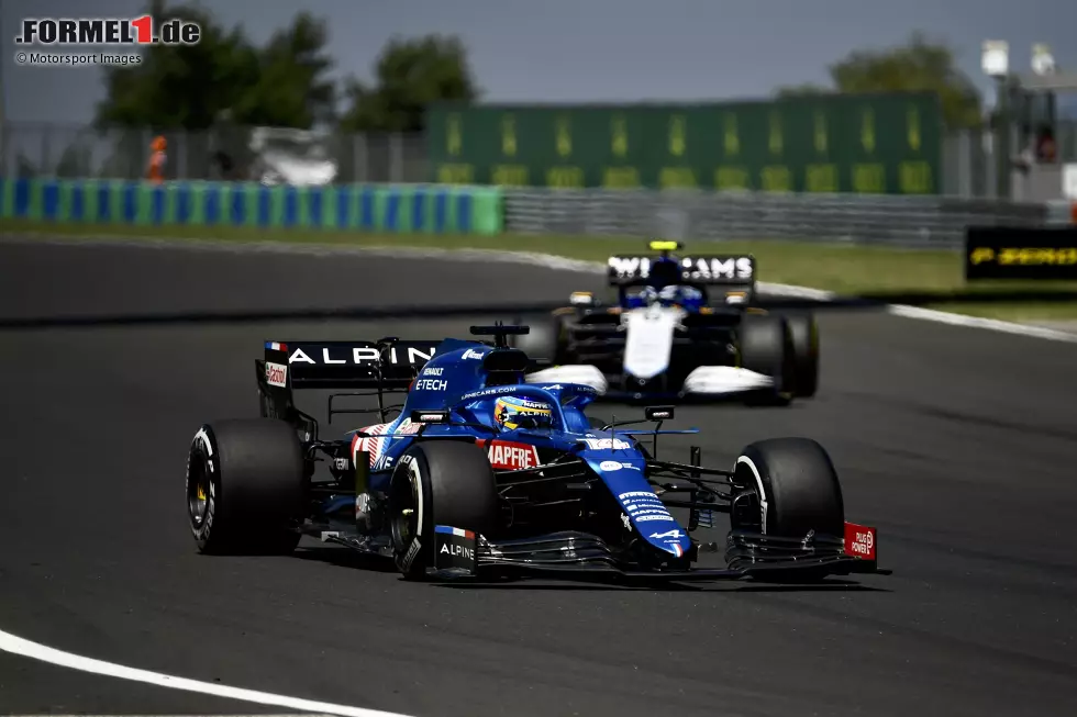 Foto zur News: Fernando Alonso (Alpine) und Nicholas Latifi (Williams)