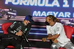 Foto zur News: Valtteri Bottas (Mercedes) und Lewis Hamilton (Mercedes)