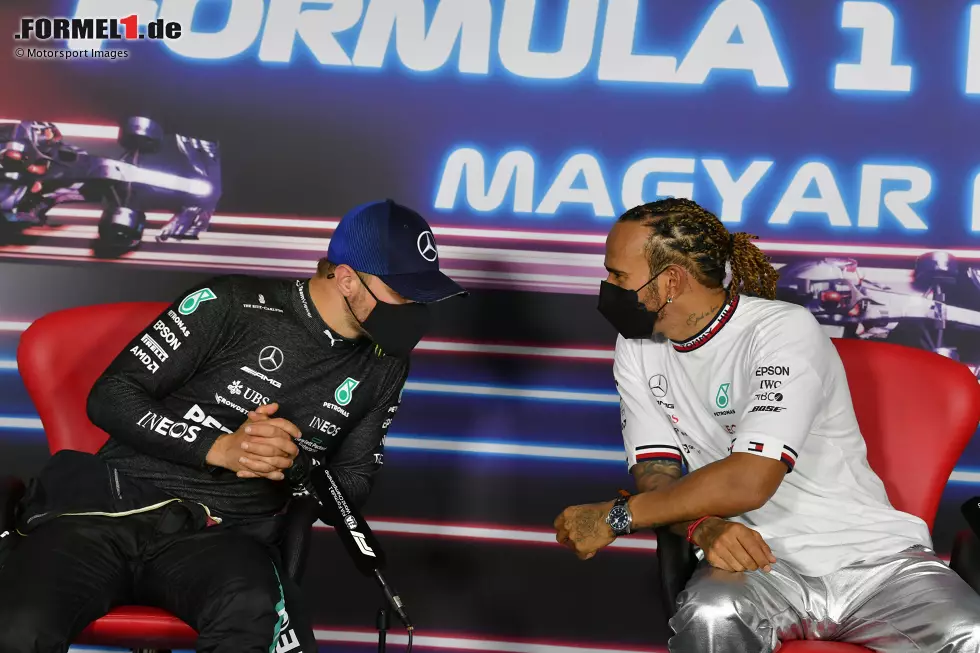 Foto zur News: Valtteri Bottas (Mercedes) und Lewis Hamilton (Mercedes)