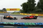 Foto zur News: Daniel Ricciardo (McLaren) und Charles Leclerc (Ferrari)