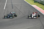Foto zur News: Lewis Hamilton (Mercedes) und Antonio Giovinazzi (Alfa Romeo)
