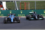 Foto zur News: Fernando Alonso (Alpine) und Lewis Hamilton (Mercedes)