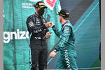 Foto zur News: Sebastian Vettel (Aston Martin) und Lewis Hamilton (Mercedes)