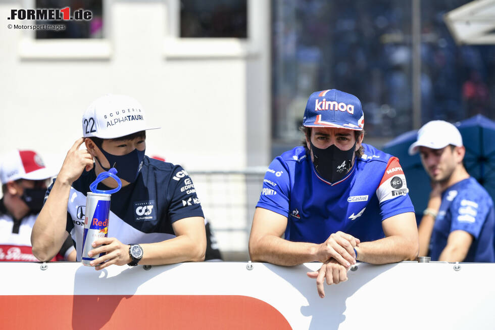 Foto zur News: Yuki Tsunoda (AlphaTauri) und Fernando Alonso (Alpine)