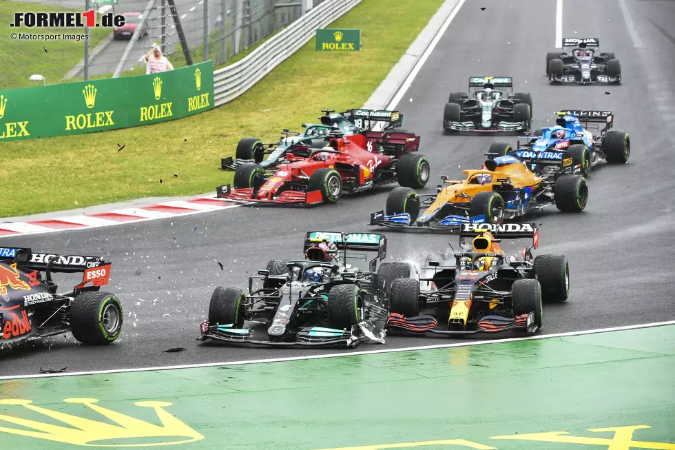 Foto zur News: Valtteri Bottas (Mercedes) und Sergio Perez (Red Bull)