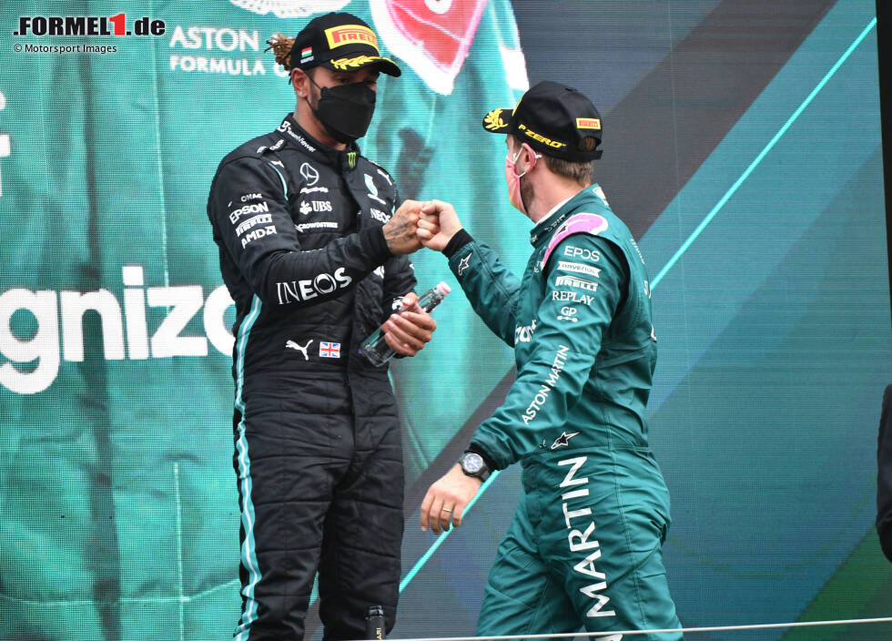 Foto zur News: Sebastian Vettel (Aston Martin) und Lewis Hamilton (Mercedes)