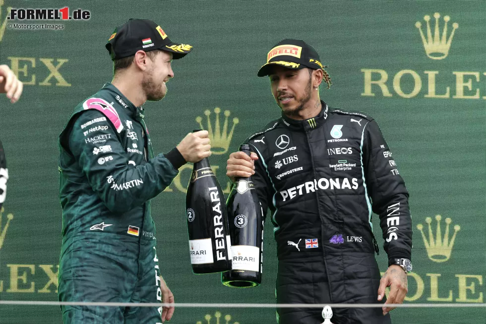 Foto zur News: Sebastian Vettel (Aston Martin) und Lewis Hamilton (Mercedes)