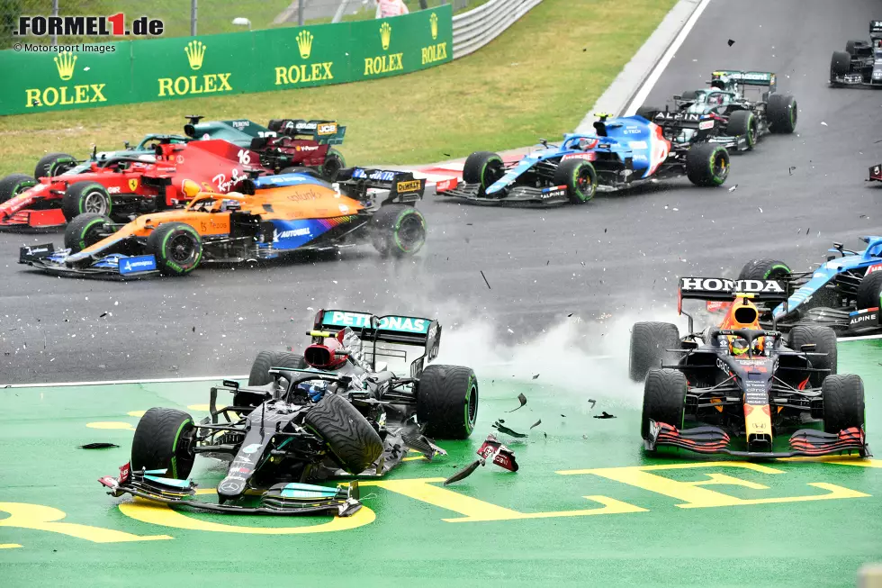 Foto zur News: Valtteri Bottas (Mercedes) und Sergio Perez (Red Bull)