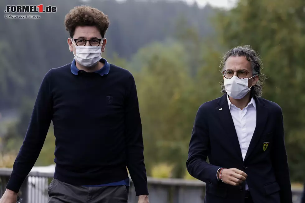 Foto zur News: Ferrari-Teamchef Mattia Binotto und Sportdirektor Laurent Mekies