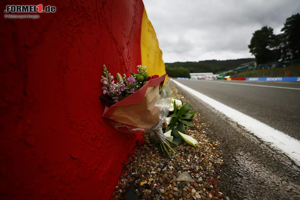 Foto zur News: Blumen am Unfallort von Anthoine Hubert