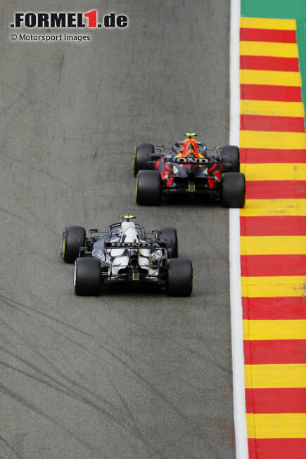 Foto zur News: Sergio Perez (Red Bull) und Pierre Gasly (AlphaTauri)