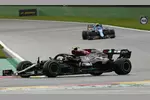 Foto zur News: Valtteri Bottas (Mercedes) und Esteban Ocon (Alpine)