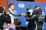 Foto zur News: George Russell (Williams) und Lewis Hamilton (Mercedes)