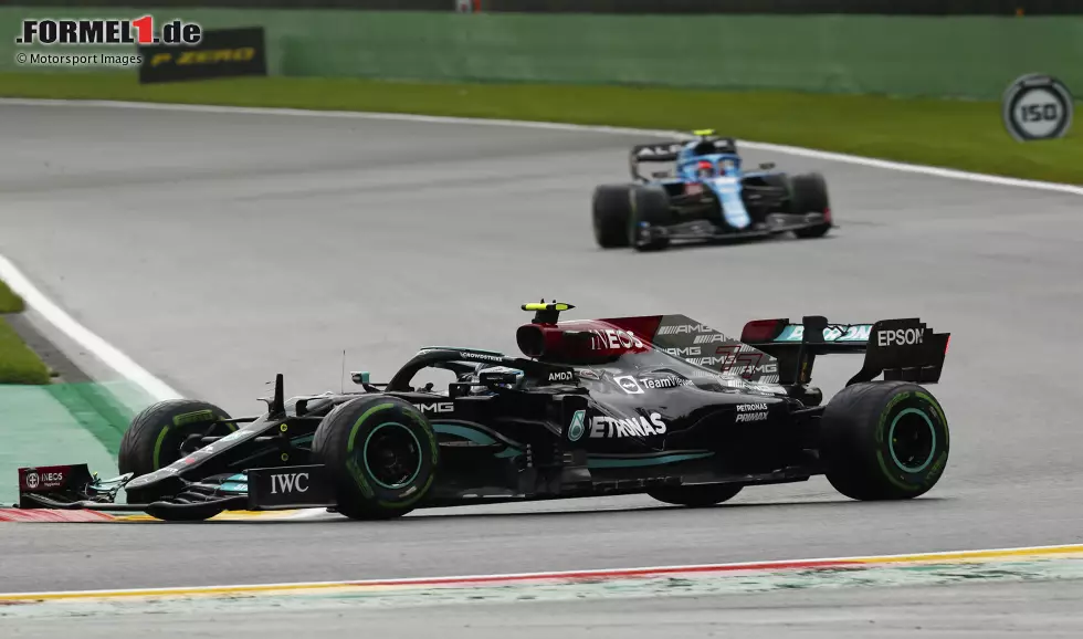 Foto zur News: Valtteri Bottas (Mercedes) und Esteban Ocon (Alpine)