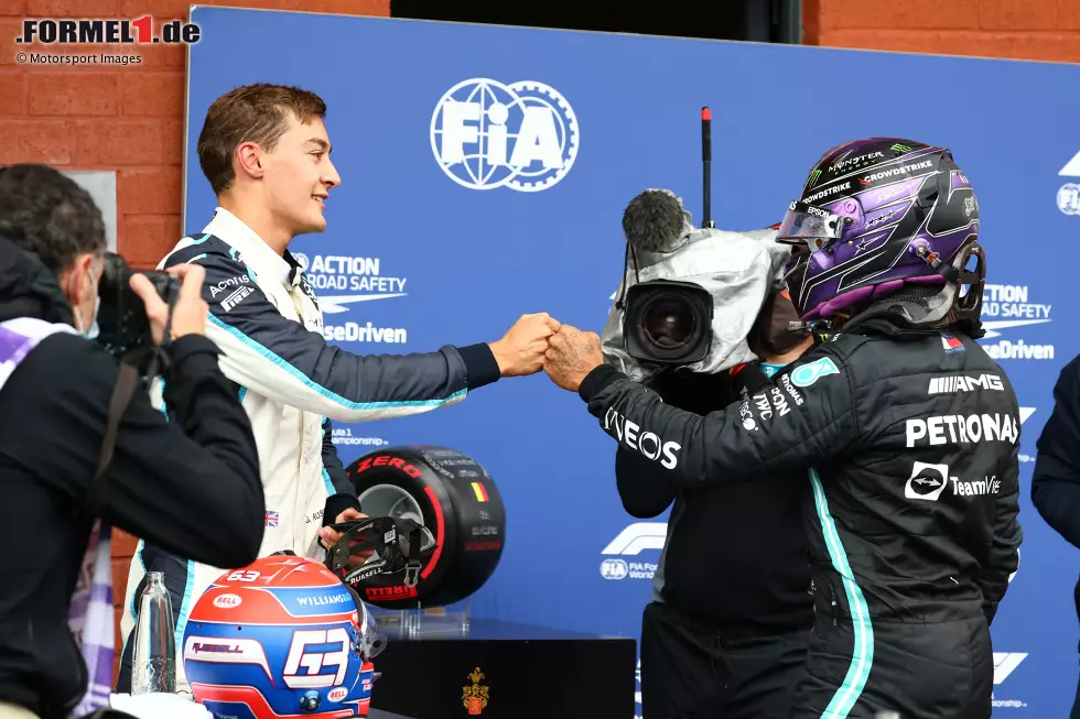 Foto zur News: George Russell (Williams) und Lewis Hamilton (Mercedes)