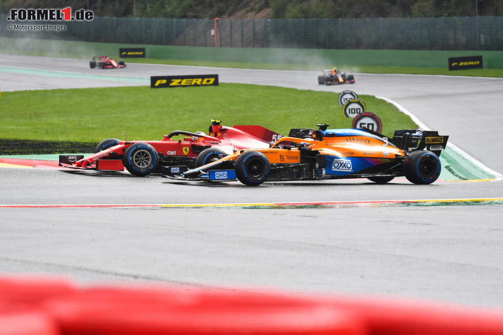 Foto zur News: Carlos Sainz (Ferrari) und Daniel Ricciardo (McLaren)