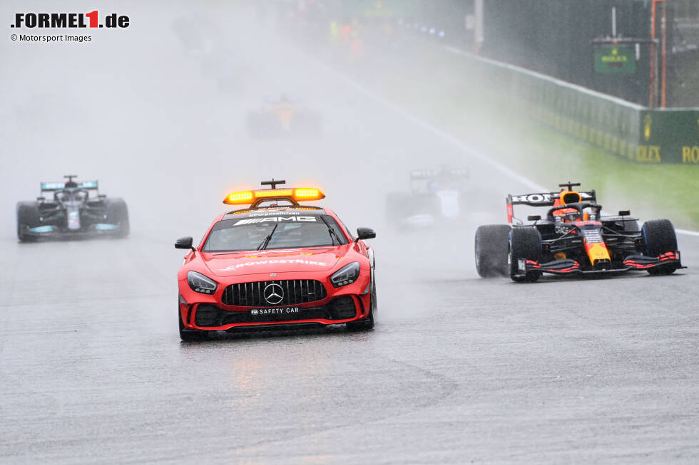 Foto zur News: Max Verstappen (Red Bull), George Russell (Williams) und Lewis Hamilton (Mercedes)