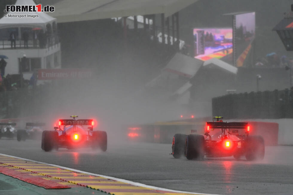 Foto zur News: Nicholas Latifi (Williams) und Carlos Sainz (Ferrari)