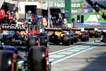 Foto zur News: Daniel Ricciardo (McLaren) und Sergio Perez (Red Bull)