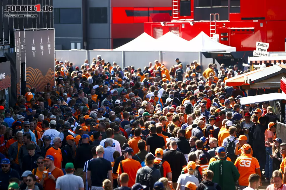 Foto zur News: Fans in Zandvoort