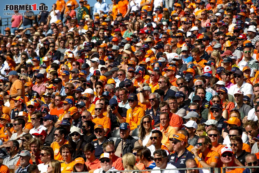 Foto zur News: Fans in Zandvoort