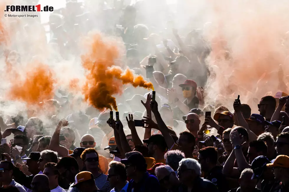 Foto zur News: Fans in Zandvoort