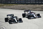 Foto zur News: Sebastian Vettel (Aston Martin) und Robert Kubica (Alfa Romeo)